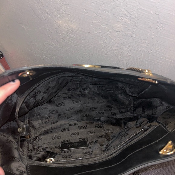 Michael Kors shoulder bag. Black interior with great pockets on the side. - Picture 3 of 3